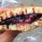 うさぎや - 汁っけが多いので、皮の気泡の通り道に差し込んでます。