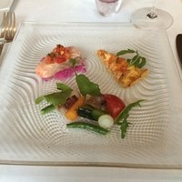 リストランテ ペガソ - アンティパスト
                コールドサーモンと鎌倉大根 フルーツトマトのソース
                
                桜海老のキッシュ
                
                小柴産ごま鯖のマリネ サラダ仕立て