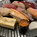 磯吉 - お決まり握りランチ　味噌汁と〆に穴子握りが付いて3,000円→1,500円　玉子焼きも細工