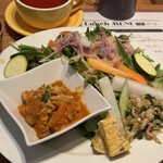 Pizzer Citraba - 日替わりメインのサラダプレート（鶏もものトマト煮込み）