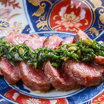 酒と飯 コメマル - 料理写真:料理「黒毛和牛の叩き　ニラ醤油がけ」