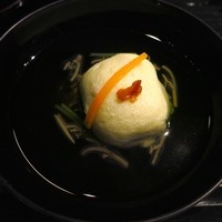 和食 浮橋 - 古都コース(10500円)・椀物 清汁仕立 えんどう豆の真丈小芋鋳込み 順才 三つ葉 人参 ちぎり梅 柚子