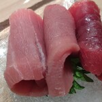 すしやのたい悟 - 千葉県勝浦産本鮪刺身３種類（右から赤身、小トロ、中トロ）