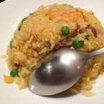 炒飯にはスプーンが付きます。広角レンズなので少なく見えますが、見た目よりボリュームがありますよ。