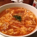榮林 - 夜の酸辣湯麺。見た目は昼と同じです。