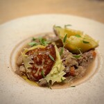 マンサルヴァ - 郷土料理がコースに挟まれるのも、こちらの魅力！
      ピエモンテのフィナンツェーラは、煮込み料理。
      ギアラや鶏のトサカなどで、食感も旨味もバリエーション豊か♪
      フォワグラのラビオリも入って、食べ応えありです