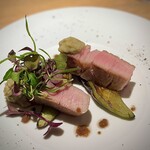 マンサルヴァ - 久々に食べたけど、ガリシア産栗豚、美味しい♪
      いつものケッパー＆粒マスタードのソースよりも、今回の蕗の薹ソースの方が好みかも。
      苦味が、柔らかい豚の甘さを引き立てていて、見事！