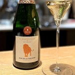 マンサルヴァ - 杏っぽいふくよかさ、かつ、しっかりドライなシャンパーニュでオープニング。