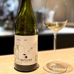 マンサルヴァ - トレッビアーノ。
      火打ち石のようなアロマと、滑らかな舌触りや実際の味わいとに、いい意味でギャップがあります。
      ミネラリーなので、蛤の風味が充実した冷前菜によく合います。