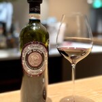 マンサルヴァ - アリアニコ、久しぶりだなぁ。
      タウラージのように洗練されていないとのご説明の通りで、どこか粗さを感じます。
      田舎料理のラビオリと、「品格の温度感」がちょうどいい(^^)