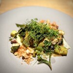 マンサルヴァ - こういう多層の前菜、シェフのお得意なところ。
      佐渡の汽水域の牡蠣が、隠れています。
      小ぶりですが旨味しっかり。ネギと牡蠣が味わいの中心にあるので、見た目ほどのカオスじゃないのが、流石です。