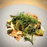 マンサルヴァ - こういう多層の前菜、シェフのお得意なところ。
                      佐渡の汽水域の牡蠣が、隠れています。
                      小ぶりですが旨味しっかり。ネギと牡蠣が味わいの中心にあるので、見た目ほどのカオスじゃないのが、流石です。