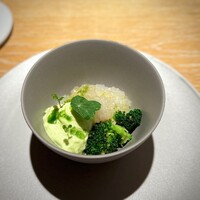 マンサルヴァ - 茨城県産の蛤出汁がよく出ていて、優しい冷前菜です。
                    葉山葵のアクセントも心地いい。