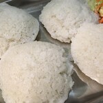 南インド料理 レジナ - 今回だけなのかいつもなのかは分かりませんが、かなり脆いイドゥリ生地だったので、スプーンで食べるとちょうど良かったです♪