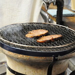 流星軒 - 【炙りチャーシュー】盛り付ける直前に炭火で炙る肩ロースのチャーシューは、香ばしくジューシー。