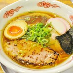 流星軒 - 【流星プレミアム】一番人気のメニューは、丸鶏・拳骨（豚の骨）・鴨皮・鶏挽肉・帆立の干し貝柱・干しエビ・煮干し・昆布・鰹節・野菜がブレンドされた醤油味のスープ。小麦の香りが漂う三河屋製麺の中太ストレート麺。肩ロースチャーシュー、モモチャーシュー、穂先メンマ、蒲鉾、味玉と具沢山。