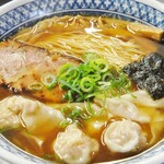 流星軒 - 【支那そば（醤油）＋ワンタン】スモークした鴨肉の深い味わいと鶏軟骨の食感が愉しめるワンタンも絶品です。