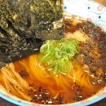 自家製麺 カミカゼ - 【醤油焦がしネギラーメン＋のり】鰹節などの魚介系と鶏がら系の旨味に焦がしネギの香ばしさがとても合います。細麺ストレートの麺がスープと良く絡みます。日曜日の１４時前の訪問につき、待つことなしで着席できましたが、この日はトッピングのチャーシューとメンマは売り切れでした。