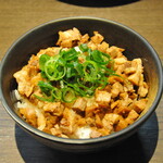 支那そばや 本店 - 【きざみチャーシューごはん】チャーシューを生姜醤油で甘辛く味付けられています。味玉をご飯と一緒にかきこむと美味さが口一杯に広がります。