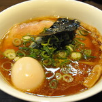 支那そばや 本店 - 【醤油チャーシューらぁ麺＋名古屋コーチン味玉】食材は産地が明示されています。味へのこだわりと自信でしょう。アレルギーやトレーサビリティも意識しており、料理飲食店のあるべき姿を具現化されています。のど越しの良い細麺と厳選された具メンマは、中国産で完全発酵穂先メンマを使用しています。こんな美味いメンマは初めてです。海苔は有明産で、葱は京都の九条ねぎ。チャーシューは山形県平田牧場の三元豚のバラ肉です。