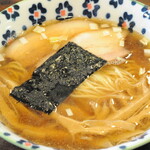 自家製麺 カミカゼ - 【中華そば】醤油ラーメンと比べると煮干しが効いており、後を引く美味しさです。メニューは塩味が一番上ですが、３種類のスープは甲乙付け難いと言えます。