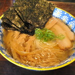 自家製麺 カミカゼ - 【塩ラーメン＋メンマ＋のり】鶏と鰹の香り豊かなスープで、あと味は鰹の方が残ります。のどごしの良い細麺。穂先メンマを使用されているのでのりと共に追加しました。メンマもおいしい味付けです。