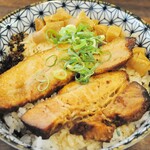自家製麺 カミカゼ - 【チャーシュー丼】前回を反省点として１２時１５分には行列に入ることとしました。大きめのチャーシュー４枚と刻んだ肉がご飯に混ぜ込んでいます。ラーメンは麺が少なめですので、男性はご飯ものを付けることをお奨めします。ラーメンのスープに良く合います。