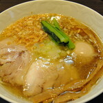 支那そばや - 【塩らぁ麺＋名古屋コーチン味玉】揚げたまねぎとたまねぎがスープに良く合います。千葉産の江戸菜は、見た目の鮮やかさだけではなく、味わい深い箸休めです。葱は鳥取産の砂丘葱で、チャーシューは醤油らぁ麺と同じです。