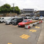 自家製麺 カミカゼ - 【プロローグ】お店の前は、国道1号線の箱根駅伝の戸塚中継所。駐車場は１０台程度。以前は２軒のラーメン店があり、国道からも良く見えるので、いつか来ようと眺めていたお店です。