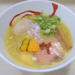 麺や魁星 - 【コク塩＋燻製味玉】鶏と貝のダブルスープをさらに高温で炊き上げ深いコクのあるスープとしました。黄色のかぼちゃと紫たまねぎは味に変化をもたらします