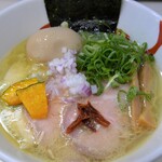 麺や魁星 - 【特製塩】味玉、メンマ1本、海苔1枚、鶏と豚のチャーシュー各1枚が追加されます。チャーシューは鶏胸肉と豚ロースで低温調理によりしっとり。味玉は燻製も用意されており、これも楽しみの一つ。