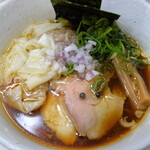 麺や魁星 - 【ワンタンメン醤油】塩スープよりも一回り細い四角の麺。ワンタンもスープに良く合います。紫玉ねぎがいいアクセントです。