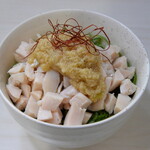 麺や魁星 - 【鶏ネギ丼】５ミリ角の鶏肉に生姜をベースとした薬味を混ぜて刻みネギと一緒にかきこみます。薬味の味付けが絶妙です。