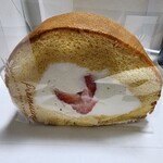 コカルド - 料理写真:あまおう苺のロールケーキ