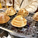 豊丸水産 - こんな感じで焼きますが