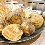 豊丸水産 - 今回の３種盛りは
まず、活ホンビノス(1人2個あります)