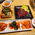 明秀苑 - あぶりレバと、特選セットのピリ辛ヤッコとキムチ盛り。