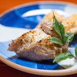 よし町 - 2025.2 トラフグ炭焼き 身皮（写真奥）遠江（写真手前）