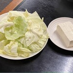 ホルモン幸楽 - キャベツ(1皿)/豆腐(半丁)