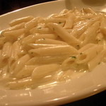 Pen-shaped macaroni with gorgonzola cheese sauce