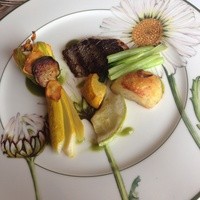 エリゼ光 - スズキはこんがりと塩味が効いている、憧れの花ズッキーニを食すことができて幸せ。ファルシは帆立の旨味がぎゅっと。