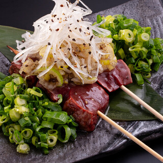 濃厚さ際立つ特上牛レバーのネギまみれ他酒に合う逸品を多種用意