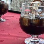 カフェ・ド・ラペ - アイスコーヒーの大きなグラスが特徴的！