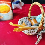 カフェ・ド・ラペ - ミルクとシュガーは可愛いカゴに入っています♬