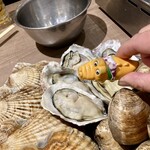 豊丸水産 - 牡蠣は広島産のやつ（デカイ）