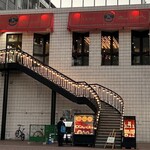 カフェ・ド・ラペ - お店の外観です。レトロな灯りと赤に引きこまれる…！