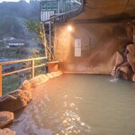 安楽温泉 鶴乃湯 - 写真お借りしました　　こちらは男湯　目の前が川というロケーションの半露天風呂