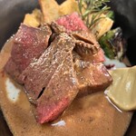 自家製パスタと炭火焼き Cinque5 - 赤牛ランプ