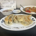 琉菊 - 自慢の手作り餃子は蒸し強めなので激熱です