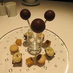 レフェルヴェソンス - 26年7月　小菓子　黒糖マカロン、パッションフルーツ生キャラメル、アカシア蜂蜜生クリーム、チョコ